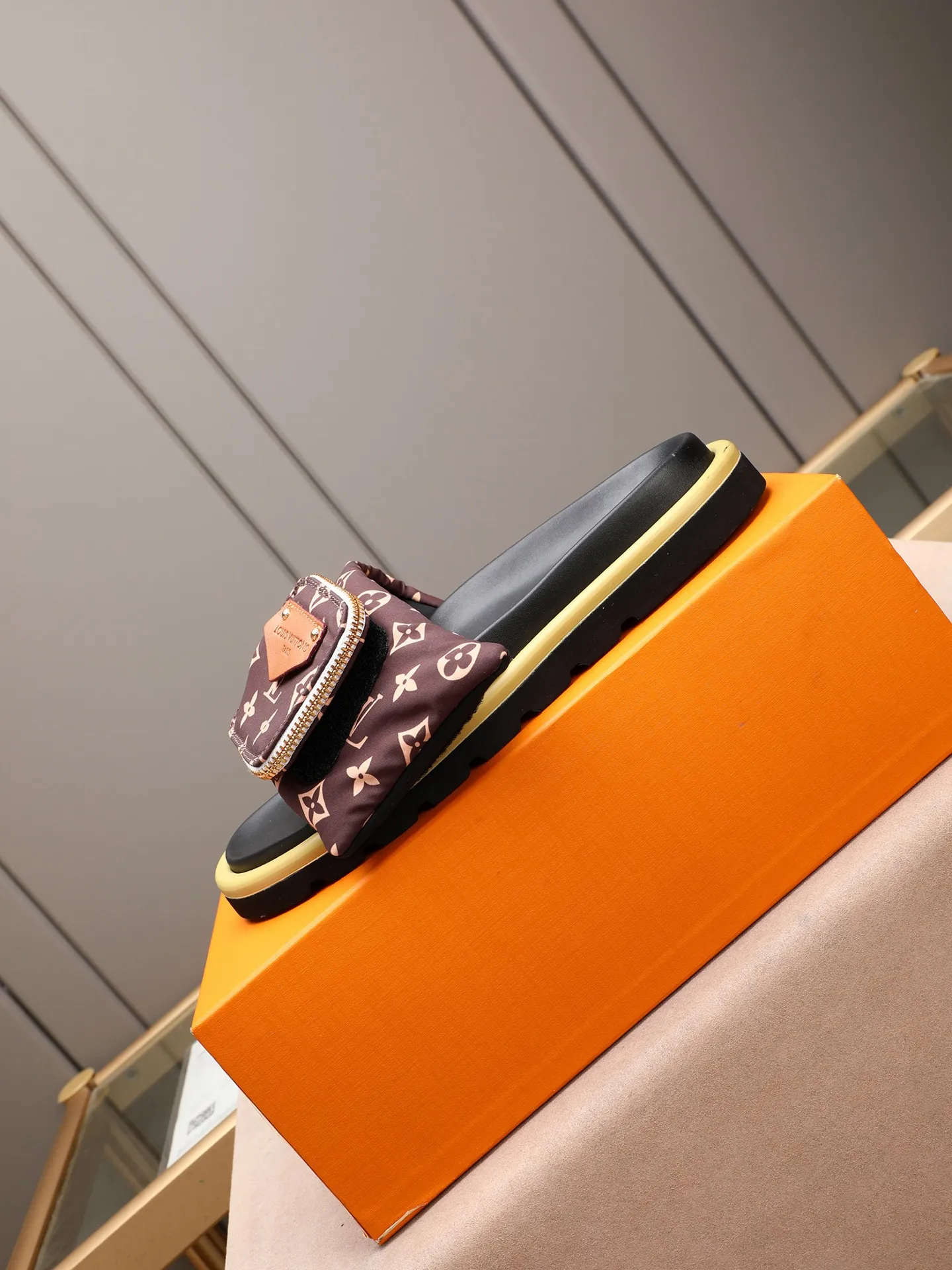 PP400 couple model with drawer box [LOUIS VUITTON] Louis Vuitton, the latest LV official website printed wallet and men's and women's slippers🔥🔥🔥 are now on the market. The drawer box is packed with cloth bags and cards. The upper pattern looks very soft and waxy, and it is a super versatile leg slimming tool. Fabric: Imported denim/down silk cotton embossed, official website pattern printing, lining: water-dyed sheepskin down filling, comfortable to wear, feet: high elastic PU water table. Sole: foam sole, heel height: about 5cm. Size 35-46, 35, 45 and 46 are custom-made and cannot be returned or exchanged. Color: multiple colors available.